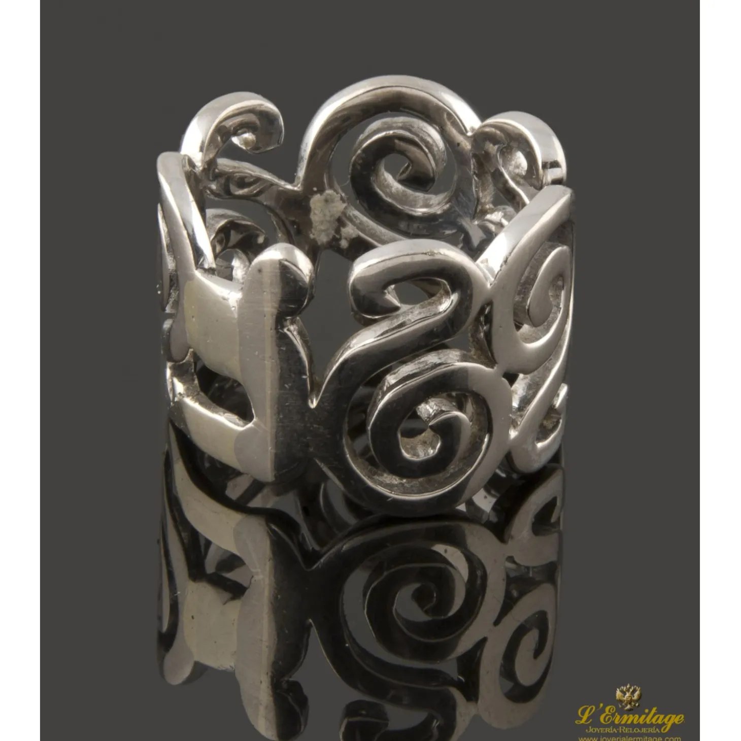 ANILLOS / SORTIJAS Sortija con roleos reaizada en oro blanco y motivo con brillantes