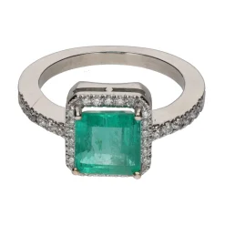 ANILLOS / SORTIJAS Sortija con esmeralda central y brillantes en orla y brazos. Talla 13.