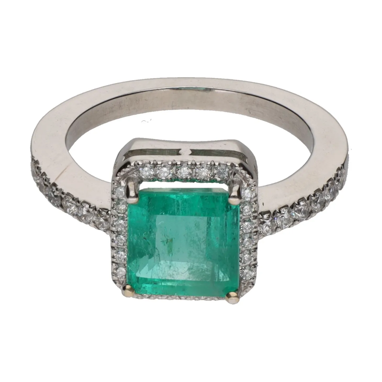 ANILLOS / SORTIJAS Sortija con esmeralda central y brillantes en orla y brazos. Talla 13.