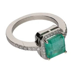 ANILLOS / SORTIJAS Sortija con esmeralda central y brillantes en orla y brazos. Talla 13.