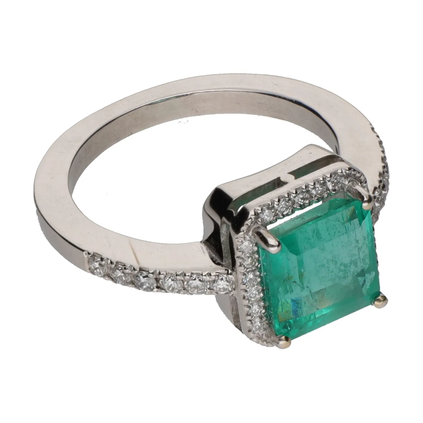 ANILLOS / SORTIJAS Sortija con esmeralda central y brillantes en orla y brazos. Talla 13.
