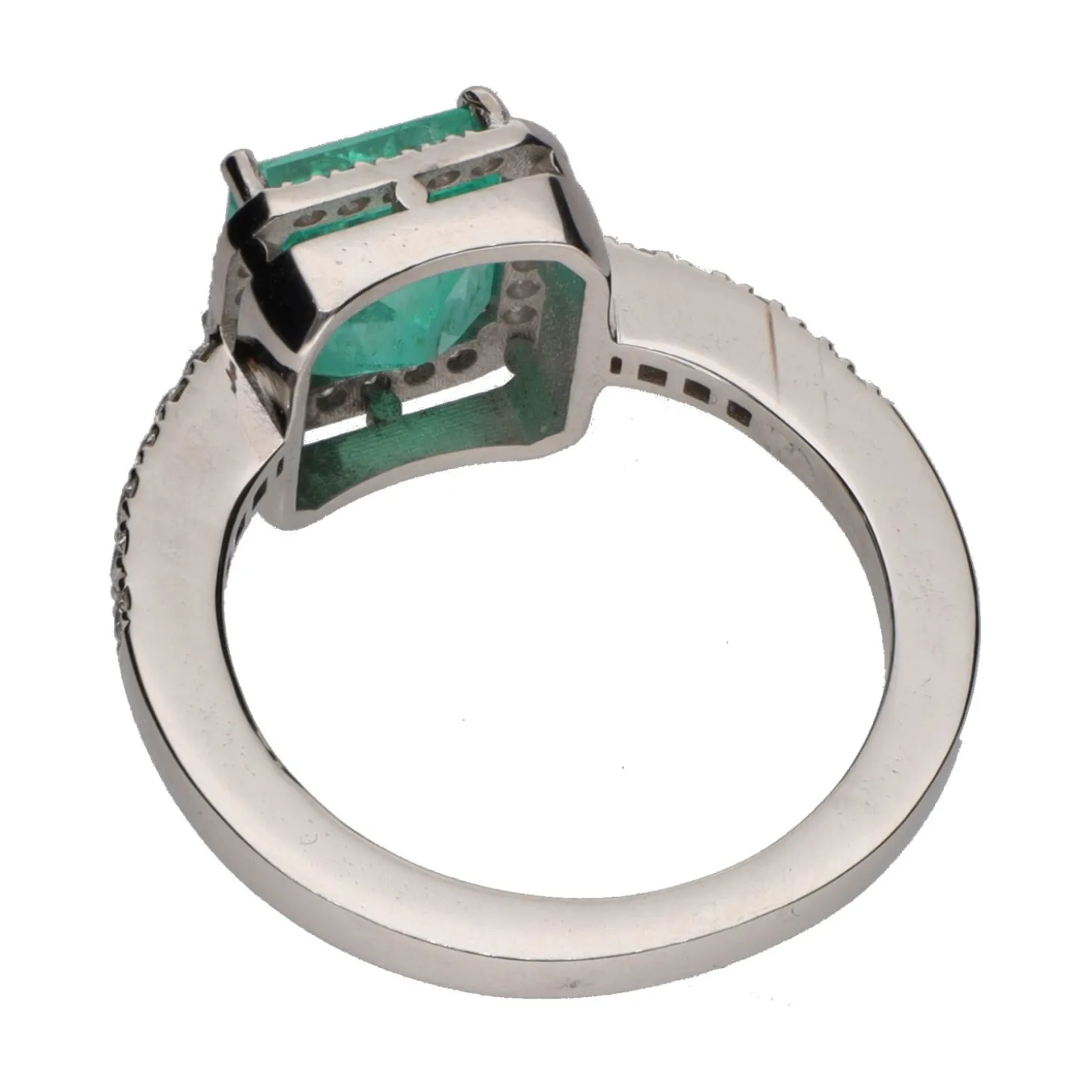 ANILLOS / SORTIJAS Sortija con esmeralda central y brillantes en orla y brazos. Talla 13.