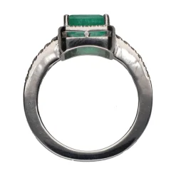 ANILLOS / SORTIJAS Sortija con esmeralda central y brillantes en orla y brazos. Talla 13.