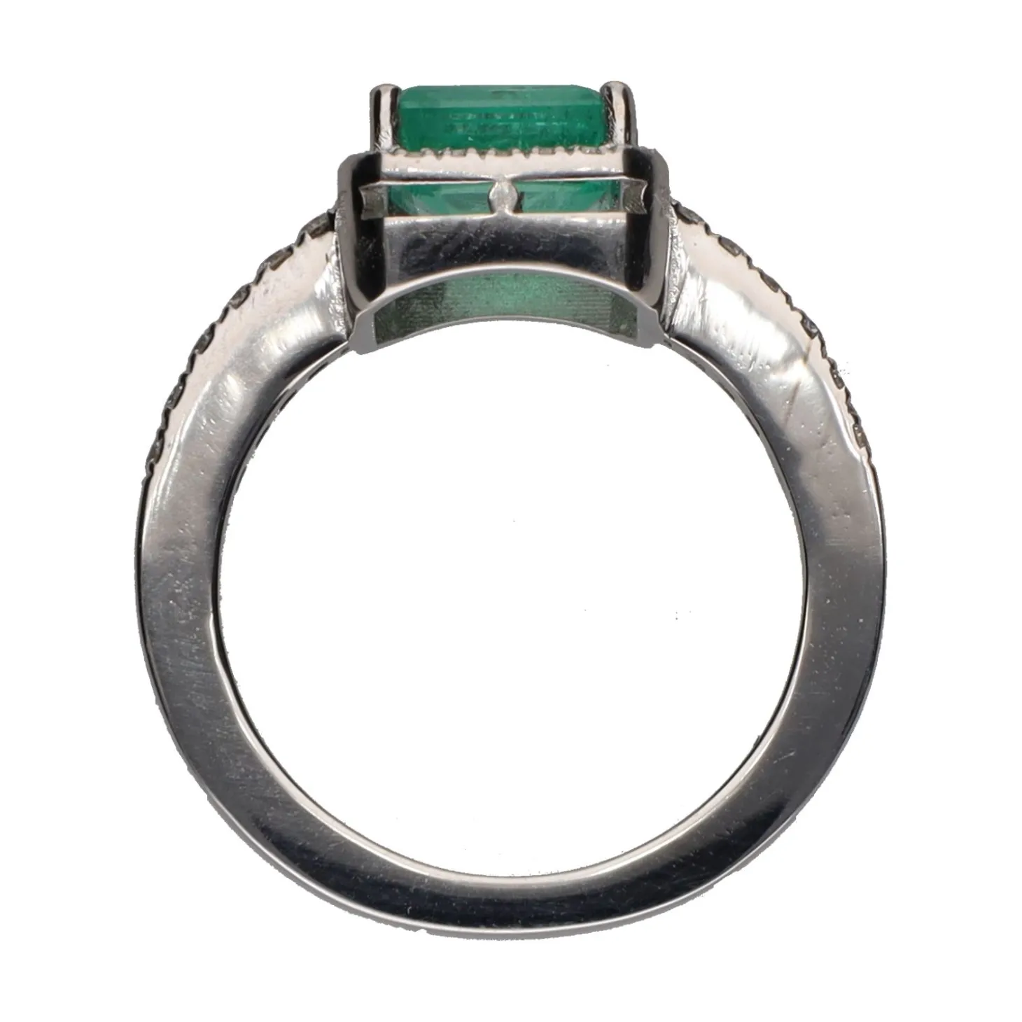 ANILLOS / SORTIJAS Sortija con esmeralda central y brillantes en orla y brazos. Talla 13.