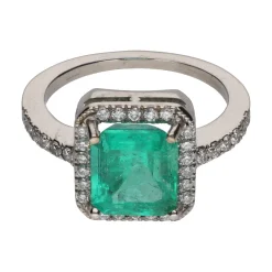 ANILLOS / SORTIJAS Sortija con esmeralda central y brillantes en orla y brazos. Talla 13.