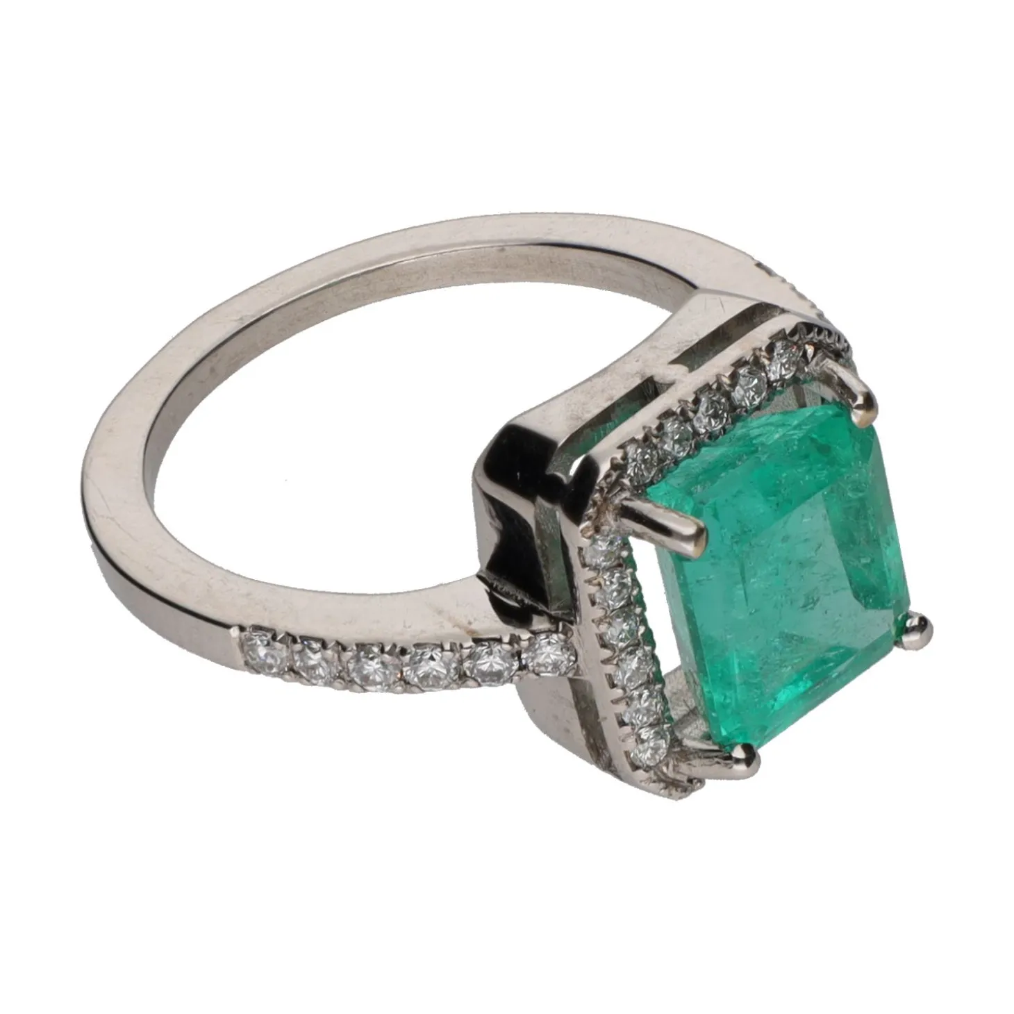 ANILLOS / SORTIJAS Sortija con esmeralda central y brillantes en orla y brazos. Talla 13.