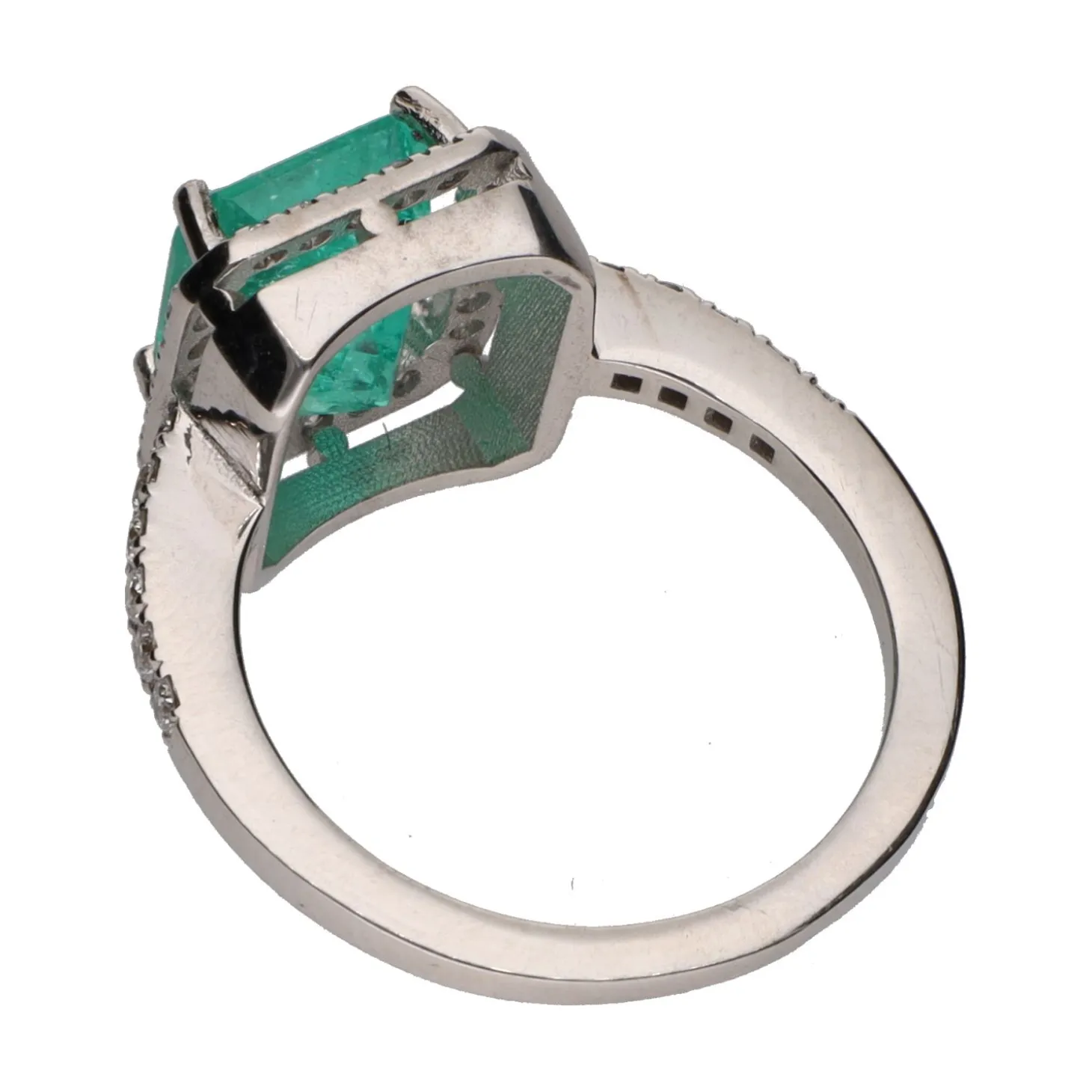 ANILLOS / SORTIJAS Sortija con esmeralda central y brillantes en orla y brazos. Talla 13.