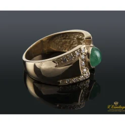 ANILLOS / SORTIJAS Sortija de oro amarillo con una esmeralda y diamantes.