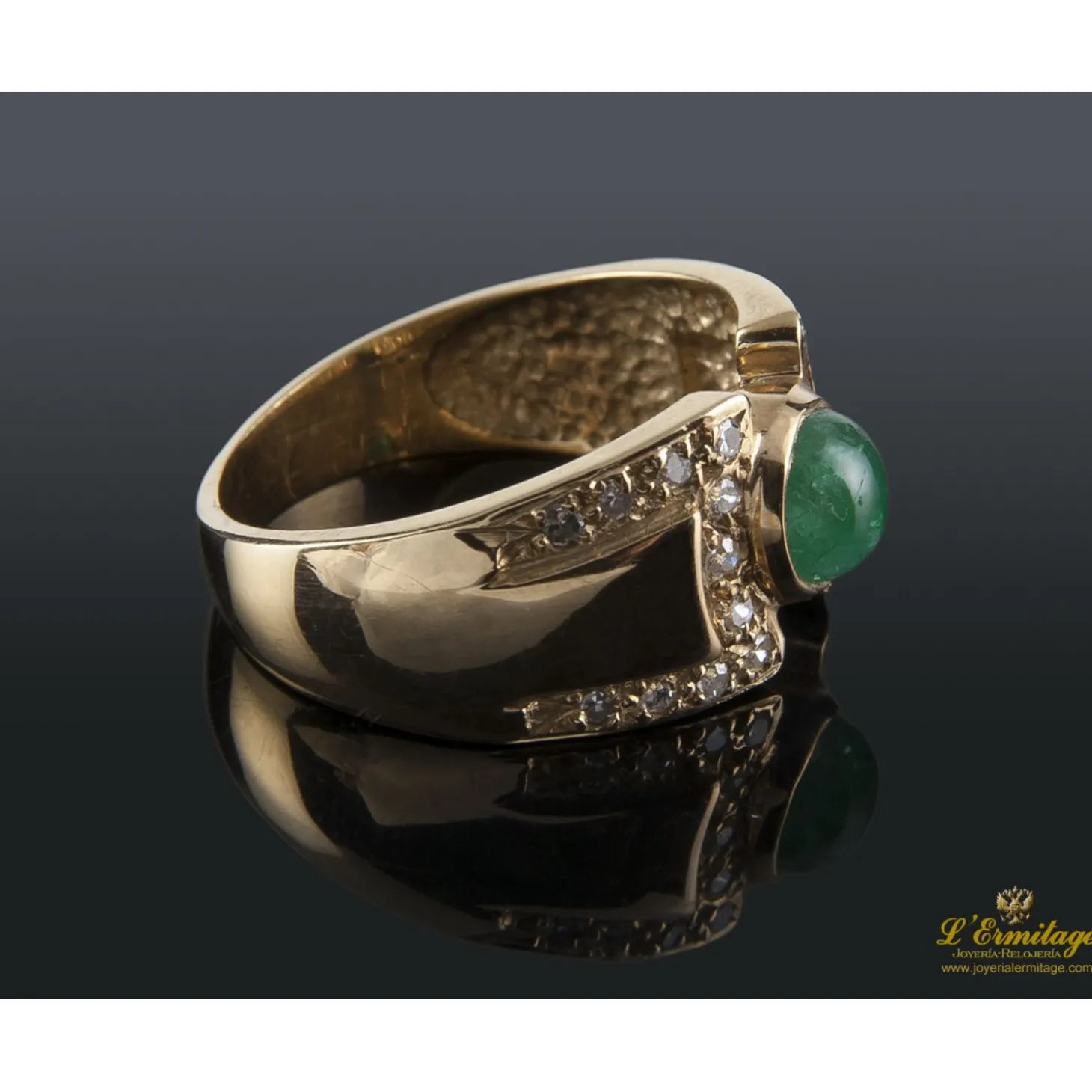 ANILLOS / SORTIJAS Sortija de oro amarillo con una esmeralda y diamantes.