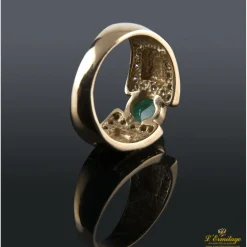 ANILLOS / SORTIJAS Sortija de oro amarillo con una esmeralda y diamantes.
