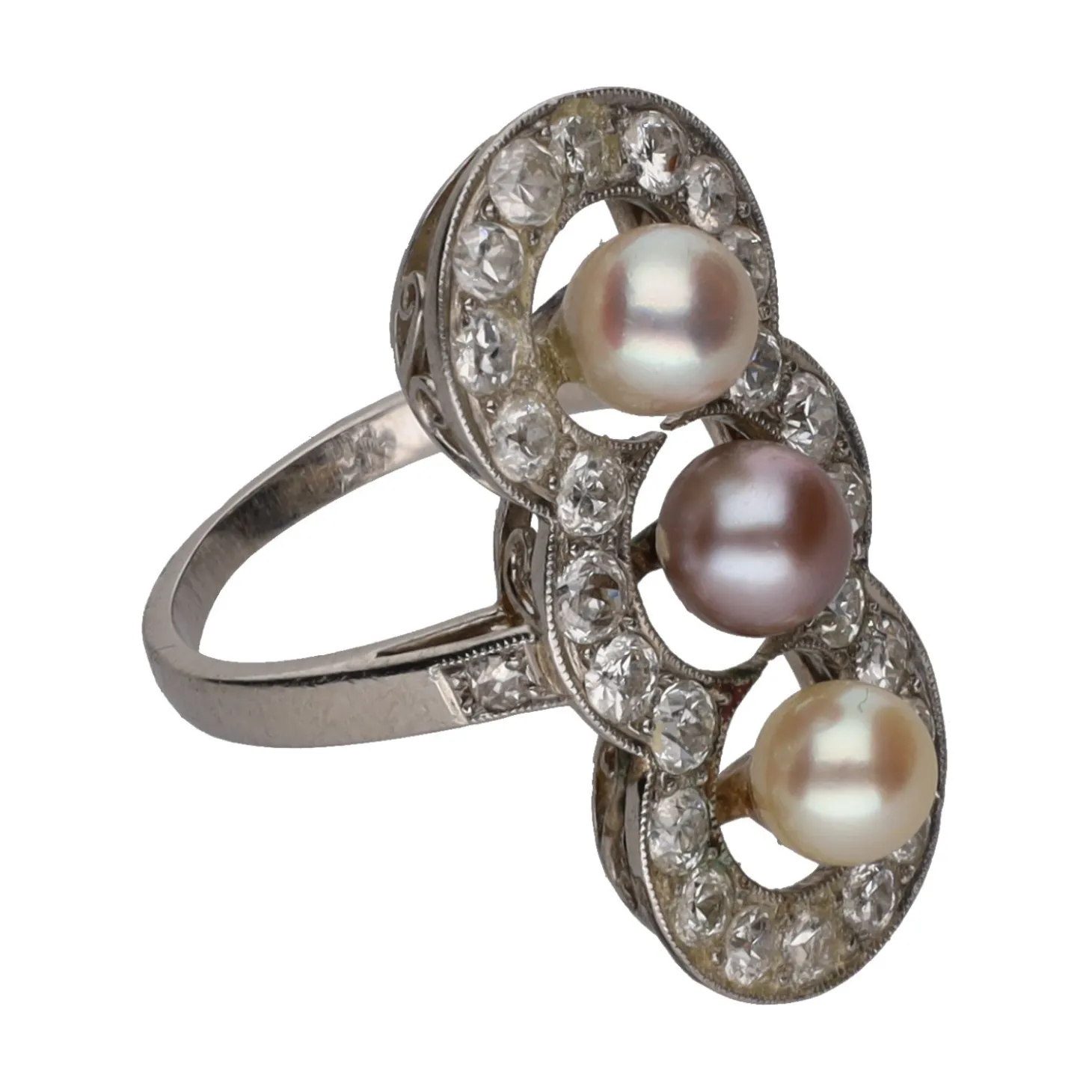 ANILLOS / SORTIJAS Sortija de principios de siglo xx en oro blanco con perlas y diamantes. Talla 8.