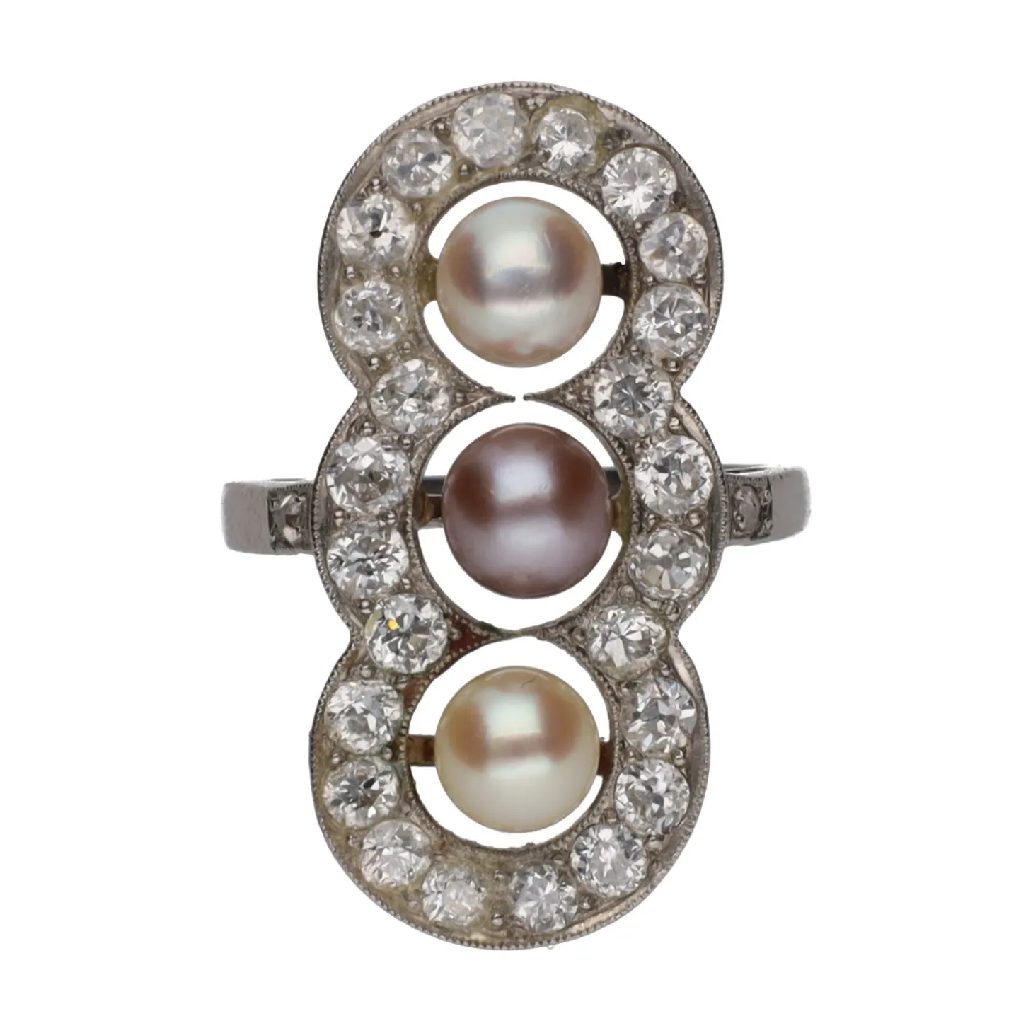 ANILLOS / SORTIJAS Sortija de principios de siglo xx en oro blanco con perlas y diamantes. Talla 8.