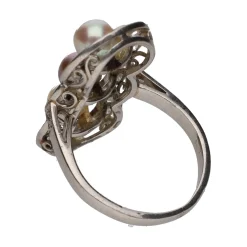 ANILLOS / SORTIJAS Sortija de principios de siglo xx en oro blanco con perlas y diamantes. Talla 8.