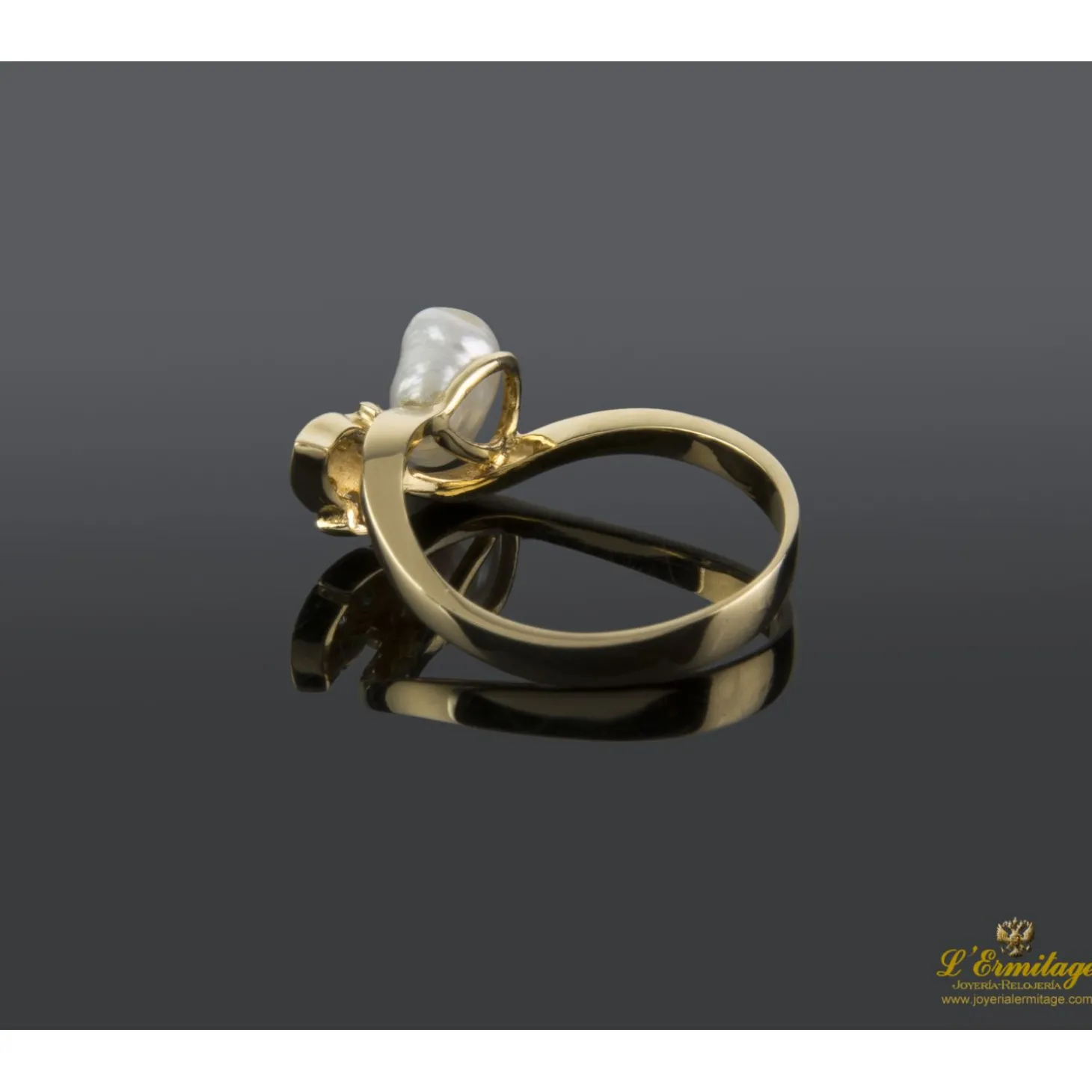 ANILLOS / SORTIJAS Sortija en oro amarillo con perla y brillantes.