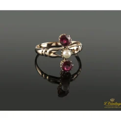 ANILLOS / SORTIJAS Sortija en oro amarillo con perla y dos granates.