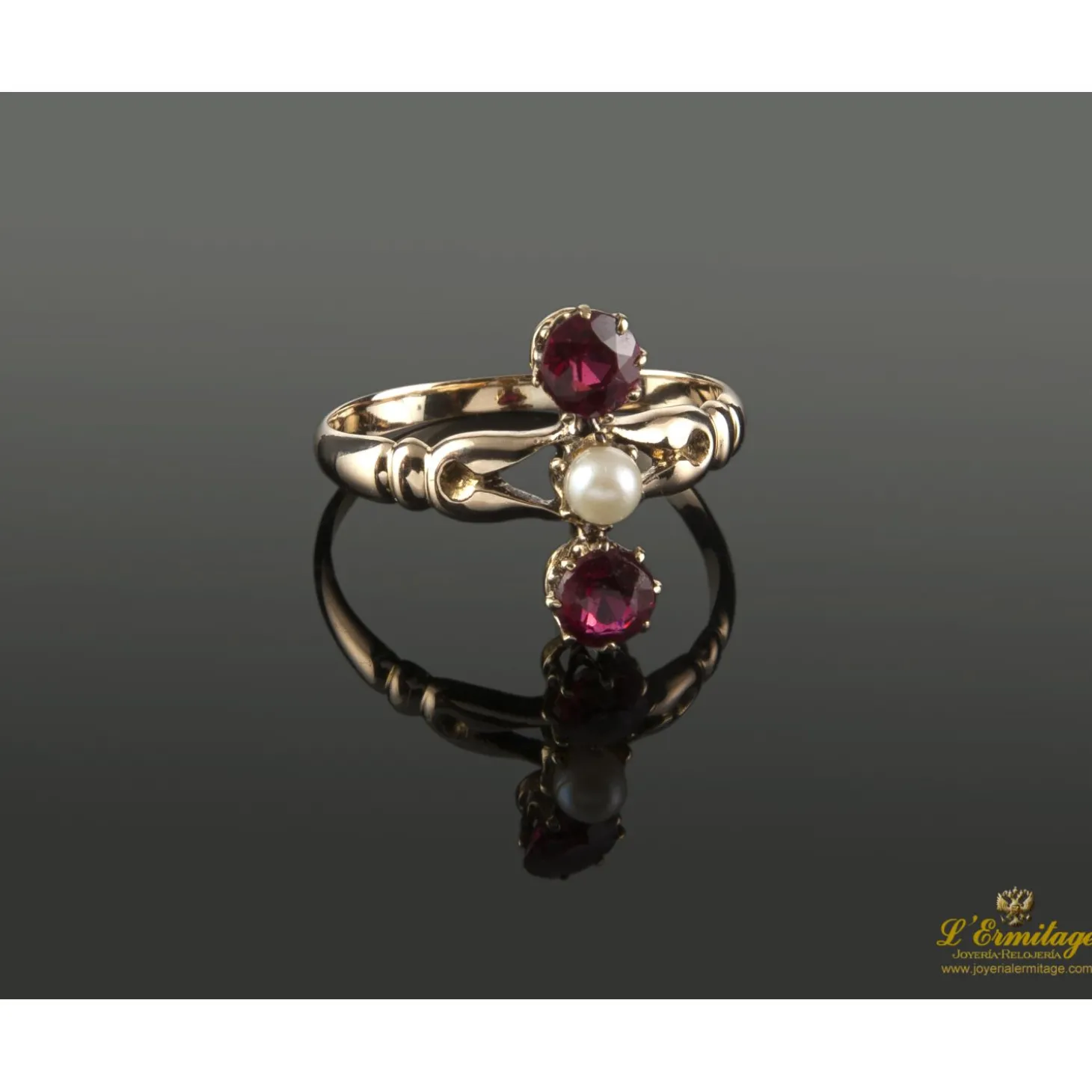 ANILLOS / SORTIJAS Sortija en oro amarillo con perla y dos granates.
