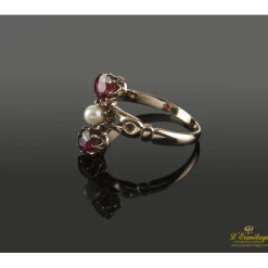 ANILLOS / SORTIJAS Sortija en oro amarillo con perla y dos granates.