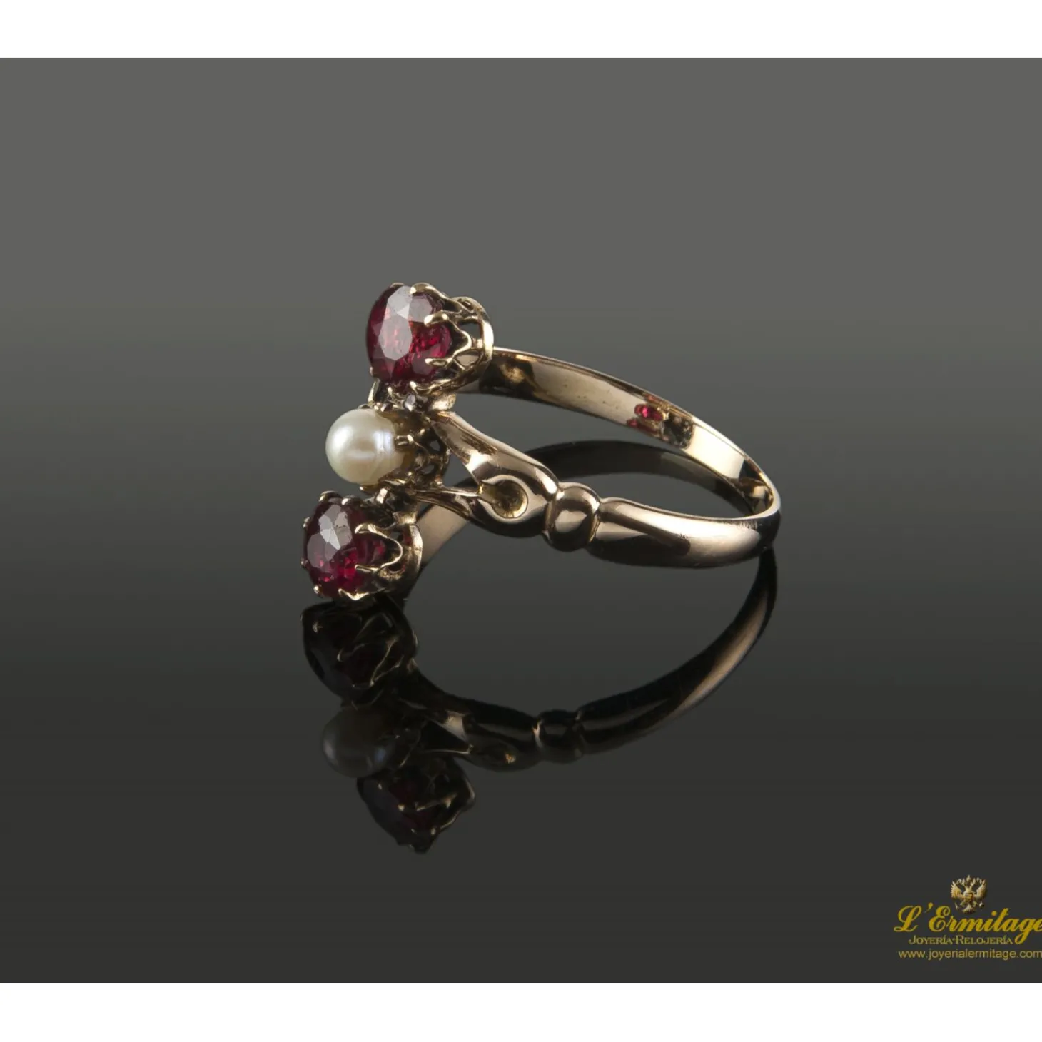 ANILLOS / SORTIJAS Sortija en oro amarillo con perla y dos granates.