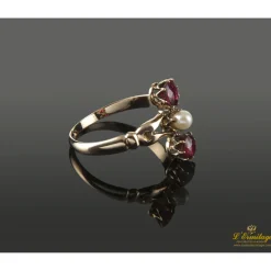 ANILLOS / SORTIJAS Sortija en oro amarillo con perla y dos granates.