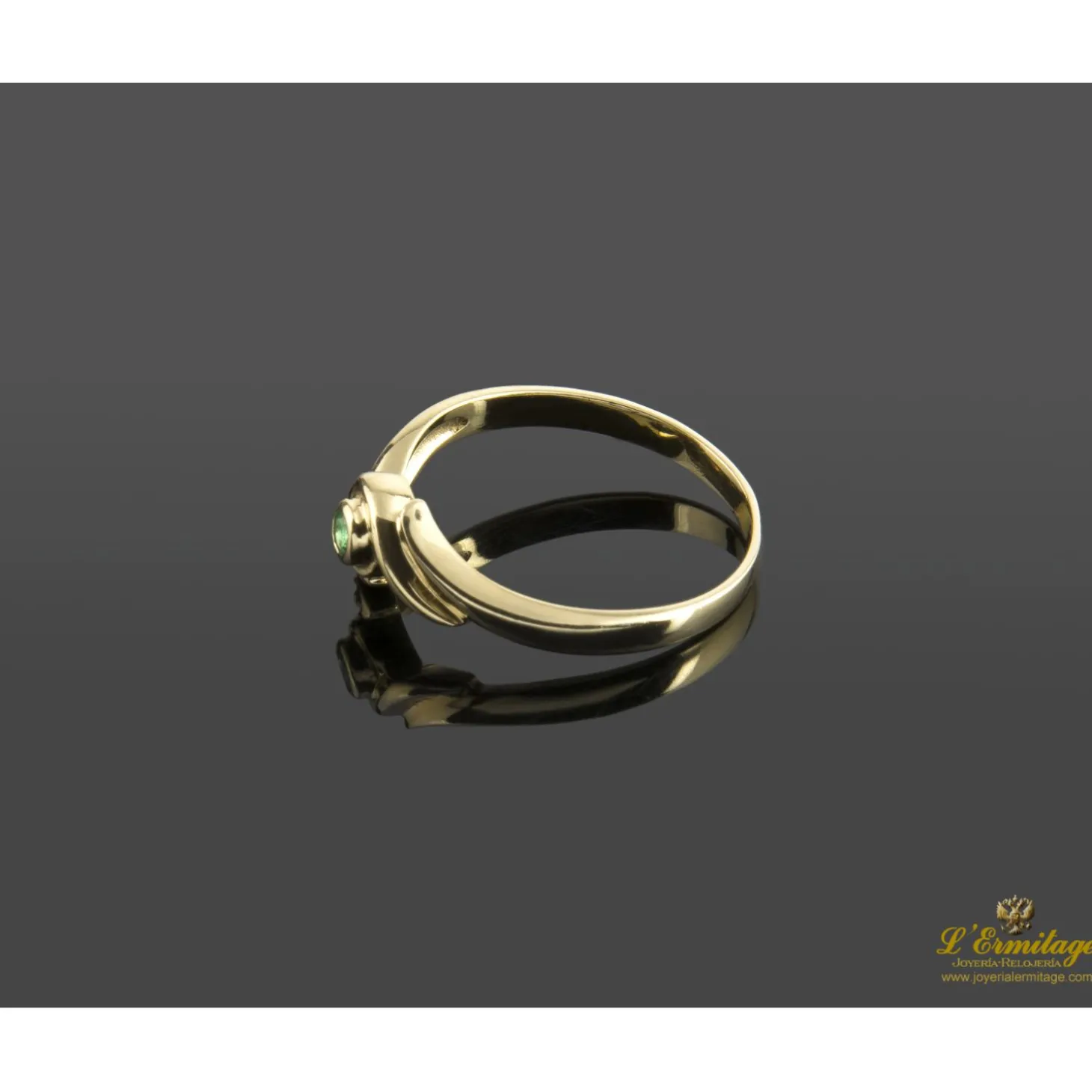 ANILLOS / SORTIJAS Sortija en oro amarillo con esmeralda y brillantes.