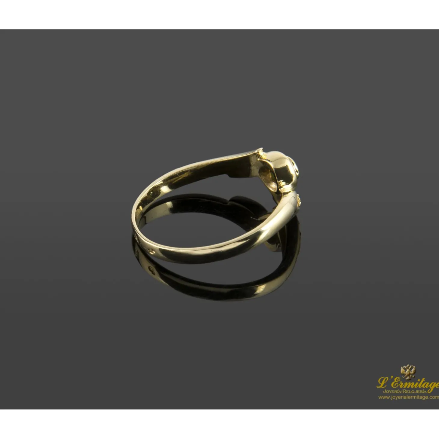 ANILLOS / SORTIJAS Sortija en oro amarillo con esmeralda y brillantes.