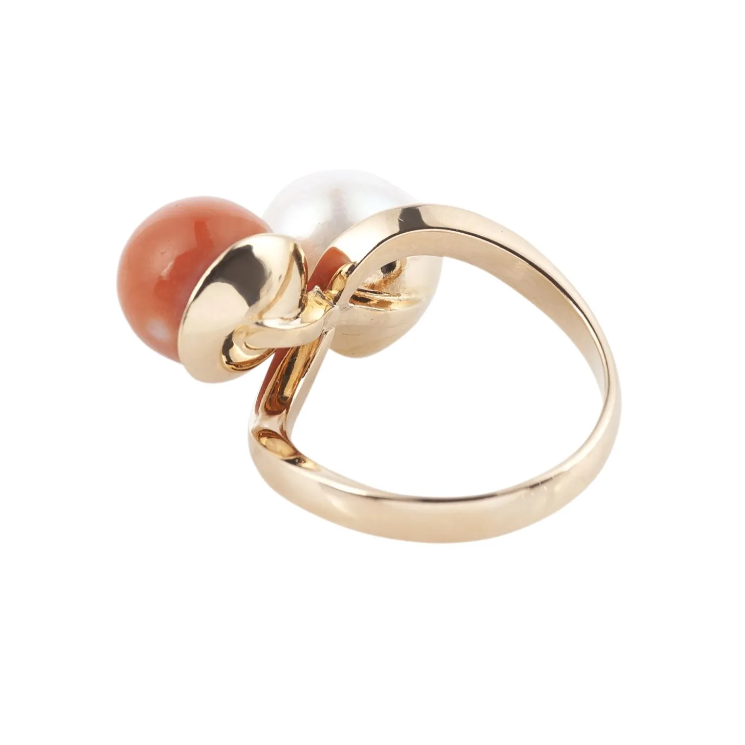 ANILLOS / SORTIJAS Sortija en oro amarillo con coral y perla.