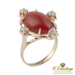 ANILLOS / SORTIJAS Sortija en oro amarillo con coral y brillantes.