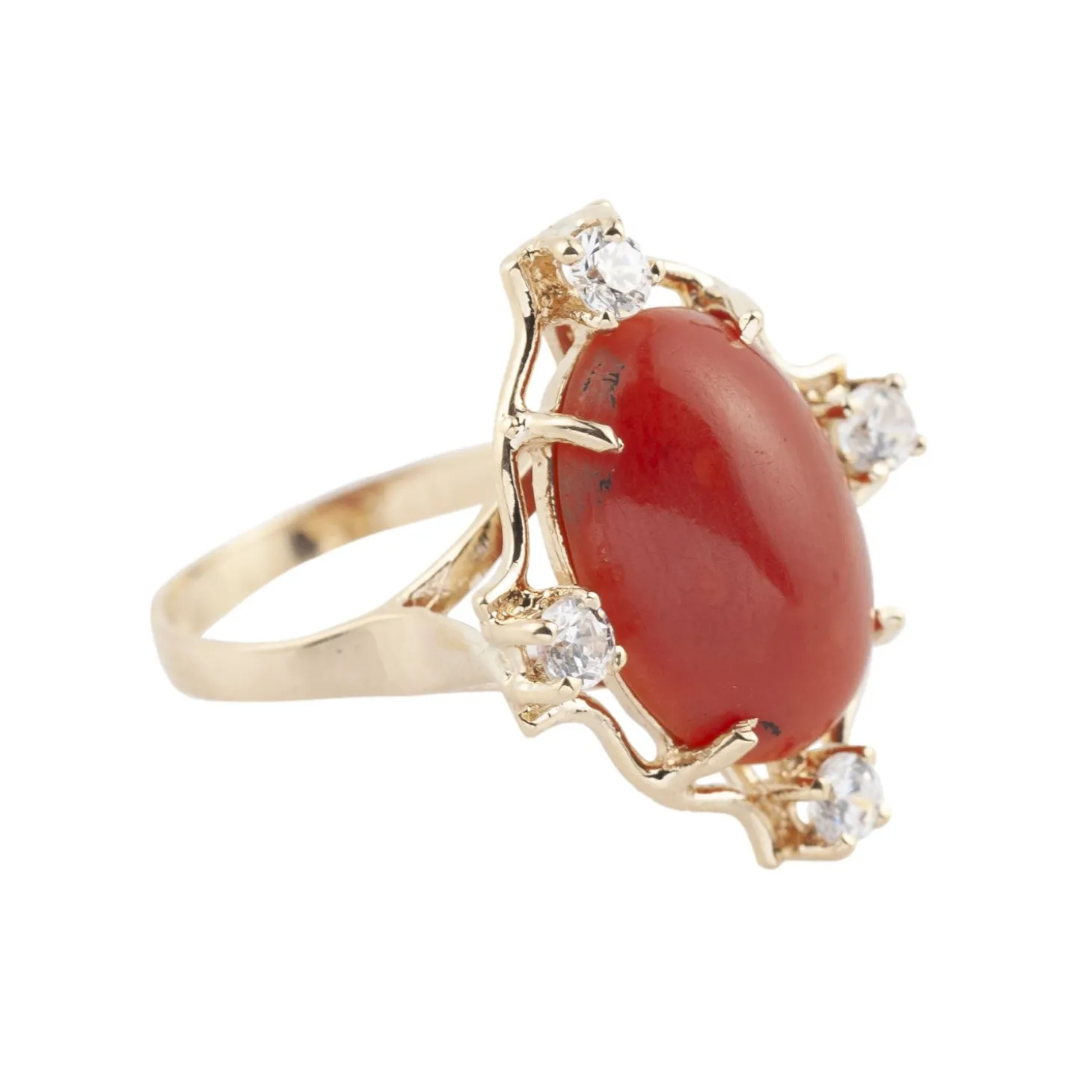 ANILLOS / SORTIJAS Sortija en oro amarillo con coral y brillantes.