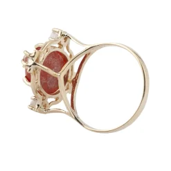 ANILLOS / SORTIJAS Sortija en oro amarillo con coral y brillantes.