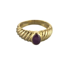 ANILLOS / SORTIJAS Sortija en oro amarillo con un rubí.