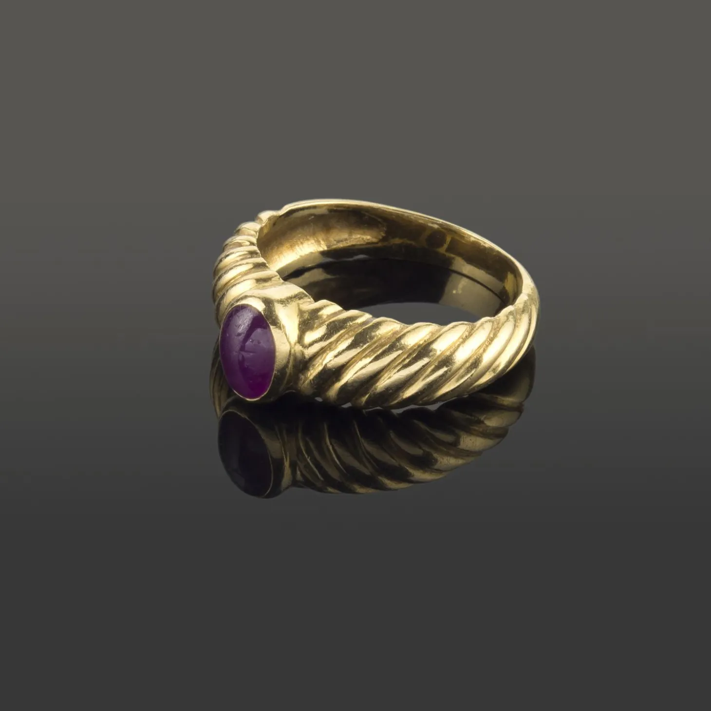 ANILLOS / SORTIJAS Sortija en oro amarillo con un rubí.