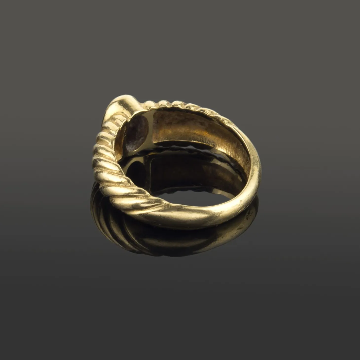 ANILLOS / SORTIJAS Sortija en oro amarillo con un rubí.