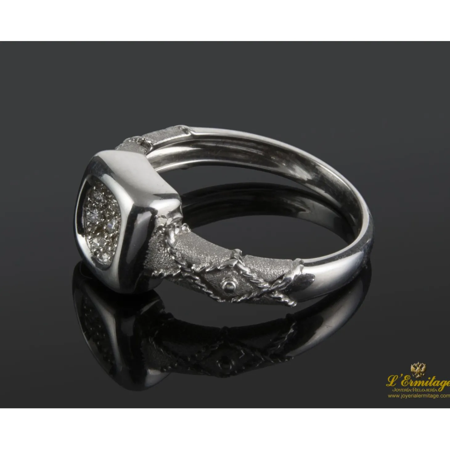 ANILLOS / SORTIJAS Sortija en oro blanco con cuajado de brillantes.