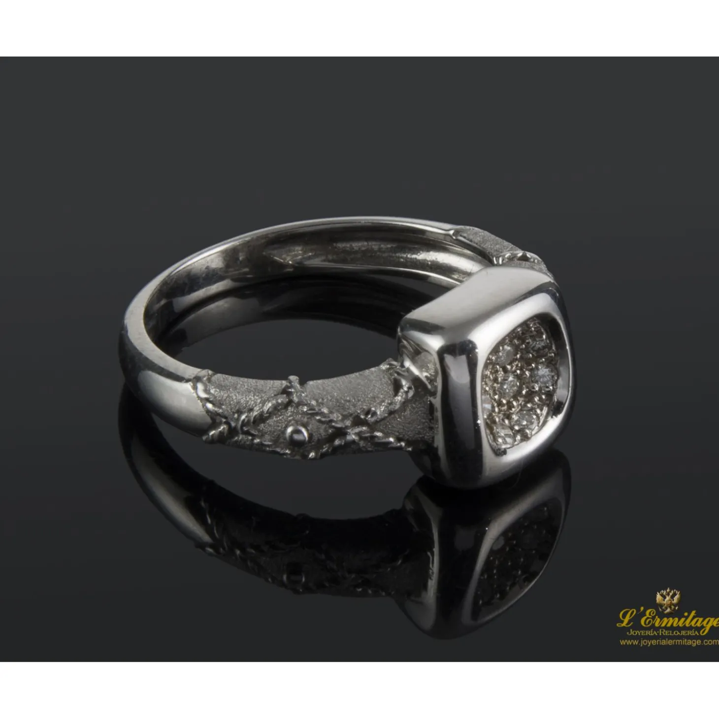 ANILLOS / SORTIJAS Sortija en oro blanco con cuajado de brillantes.