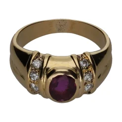 ANILLOS / SORTIJAS Sortija en oro amarillo con rubí y brillantes. Talla 8.