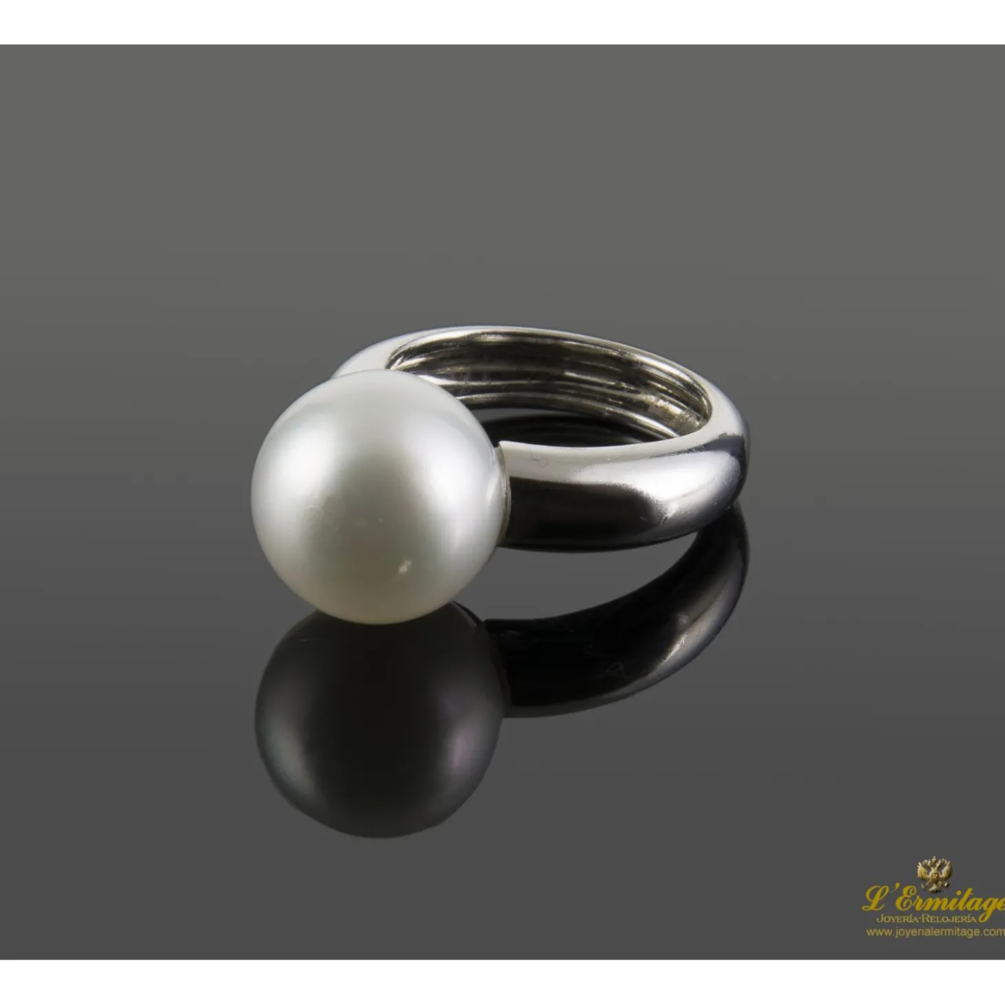 ANILLOS / SORTIJAS Sortija en oro blanco con perla australiana.