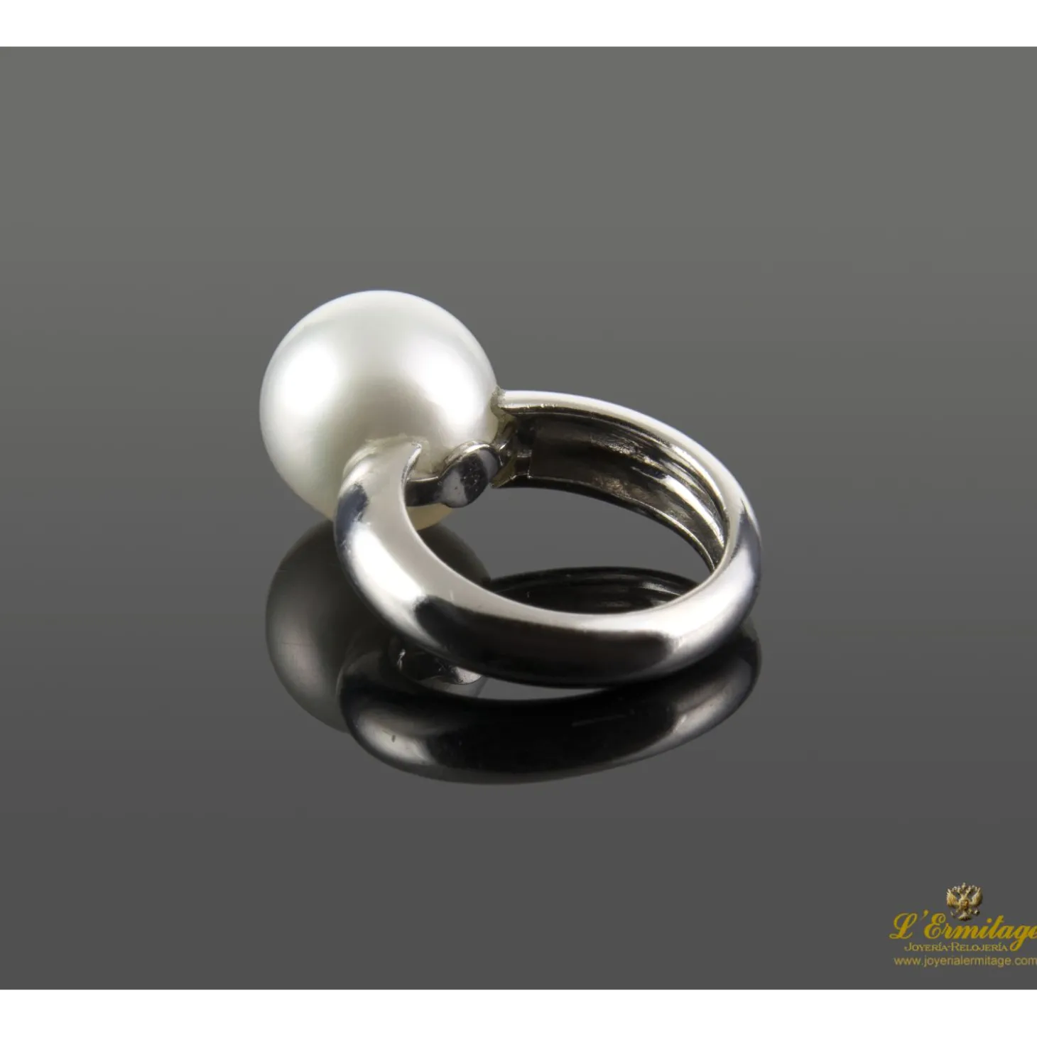 ANILLOS / SORTIJAS Sortija en oro blanco con perla australiana.