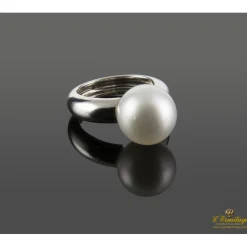 ANILLOS / SORTIJAS Sortija en oro blanco con perla australiana.