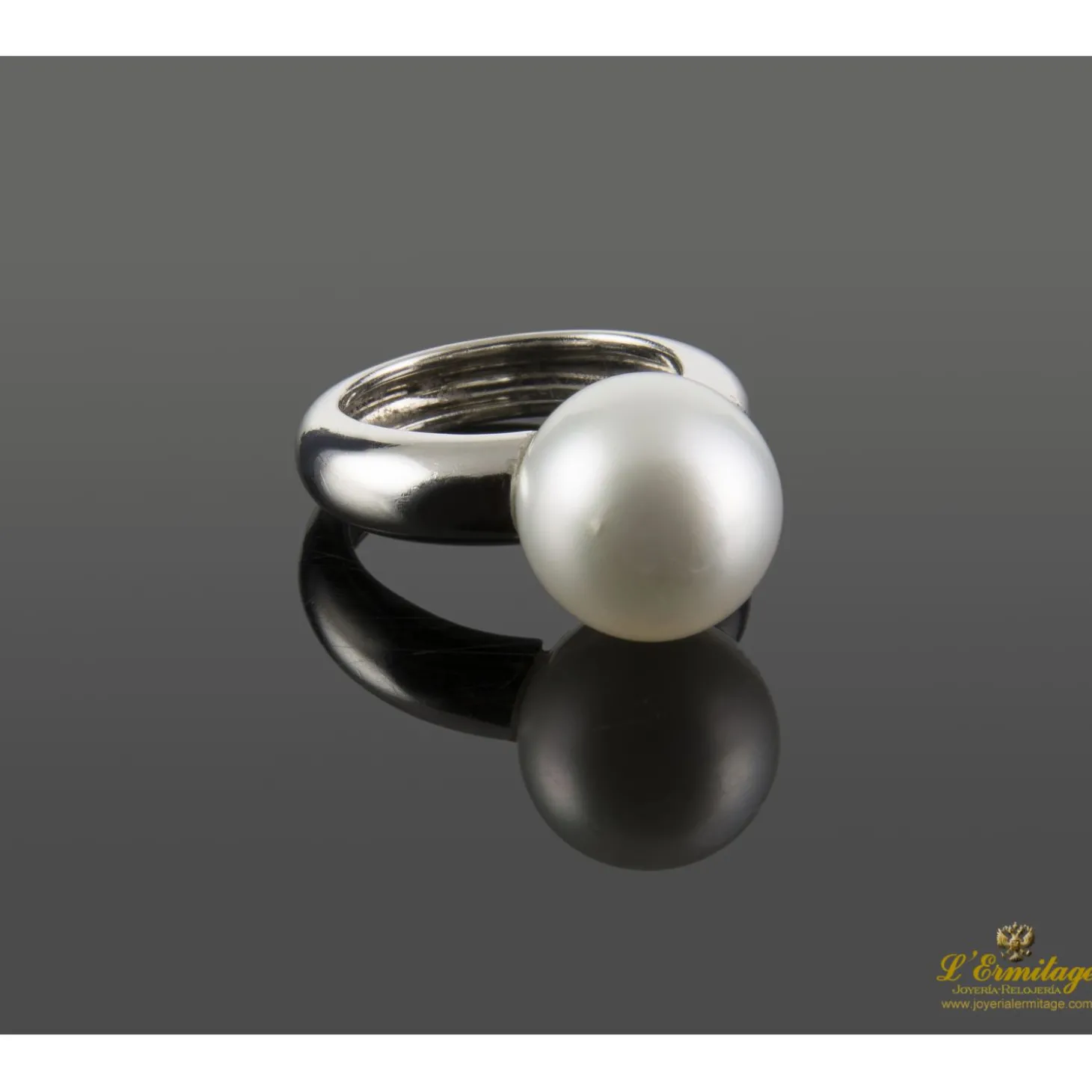 ANILLOS / SORTIJAS Sortija en oro blanco con perla australiana.