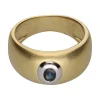 ANILLOS / SORTIJAS Sortija en oro amarillo con un zafiro. Talla 11.