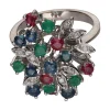 ANILLOS / SORTIJAS Sortija en oro blanco con zafiros, rubíes, esmeraldas y brillantes. Talla 15.