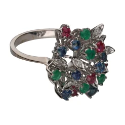 ANILLOS / SORTIJAS Sortija en oro blanco con zafiros, rubíes, esmeraldas y brillantes. Talla 15.