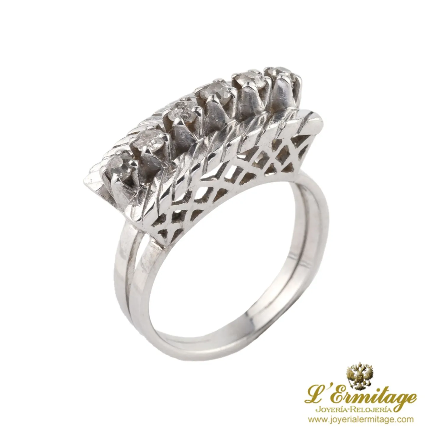 ANILLOS / SORTIJAS Sortija en oro blanco con diamantes naturales.