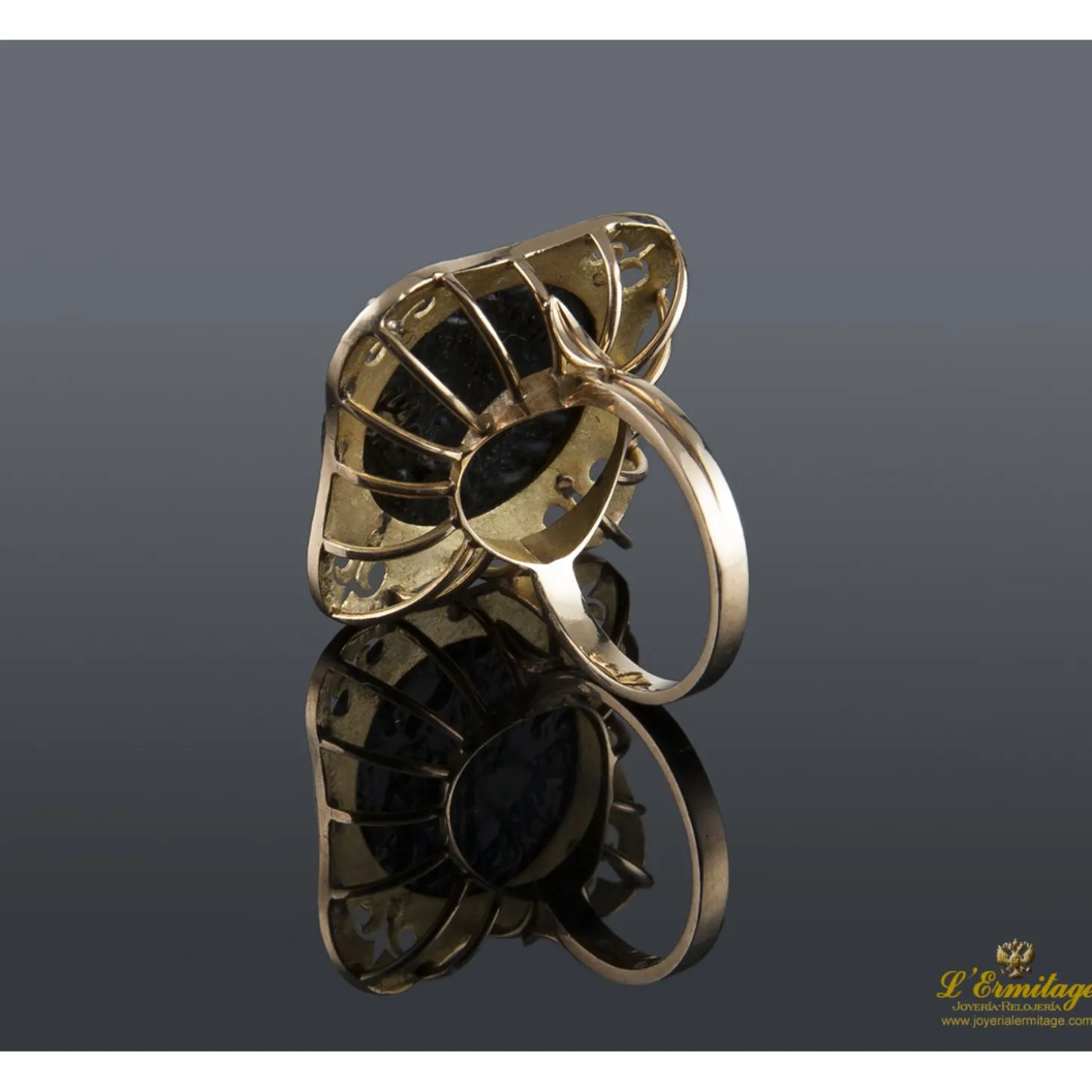ANILLOS / SORTIJAS Sortija en oro amarillo con motivos de buda en porcelana