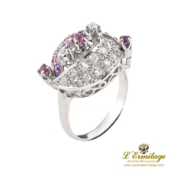 ANILLOS / SORTIJAS Sortija en oro blanco con diamantes y rubíes.
