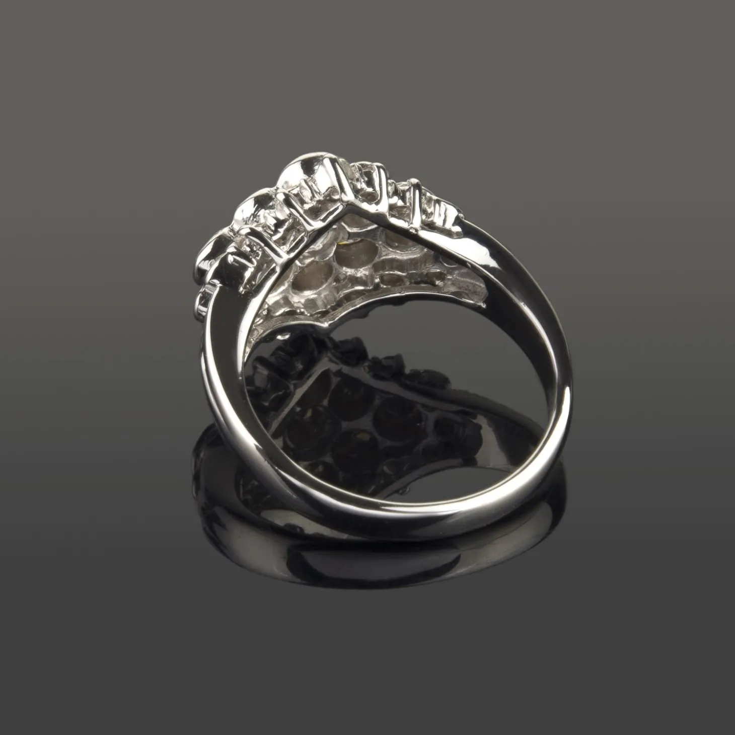 ANILLOS / SORTIJAS Sortija en oro blanco con brillantes.
