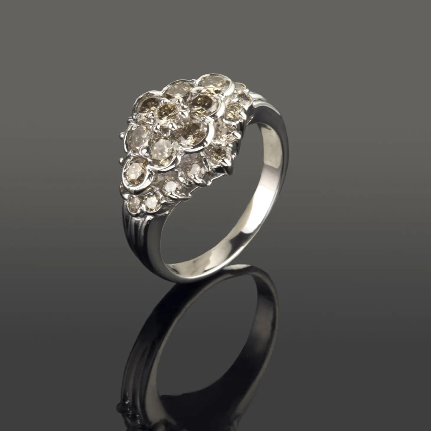 ANILLOS / SORTIJAS Sortija en oro blanco con brillantes.