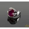 ANILLOS / SORTIJAS Sortija en oro blanco con rubi central y brillantes.