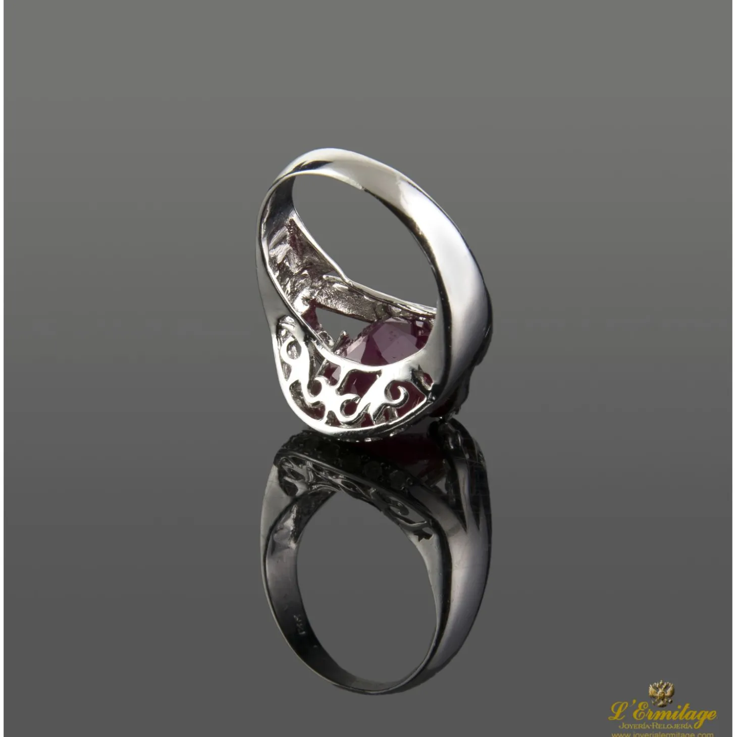 ANILLOS / SORTIJAS Sortija en oro blanco con rubi central y brillantes.