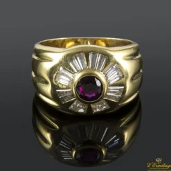 ANILLOS / SORTIJAS Sortija en oro amarillo con rubí y diamantes.